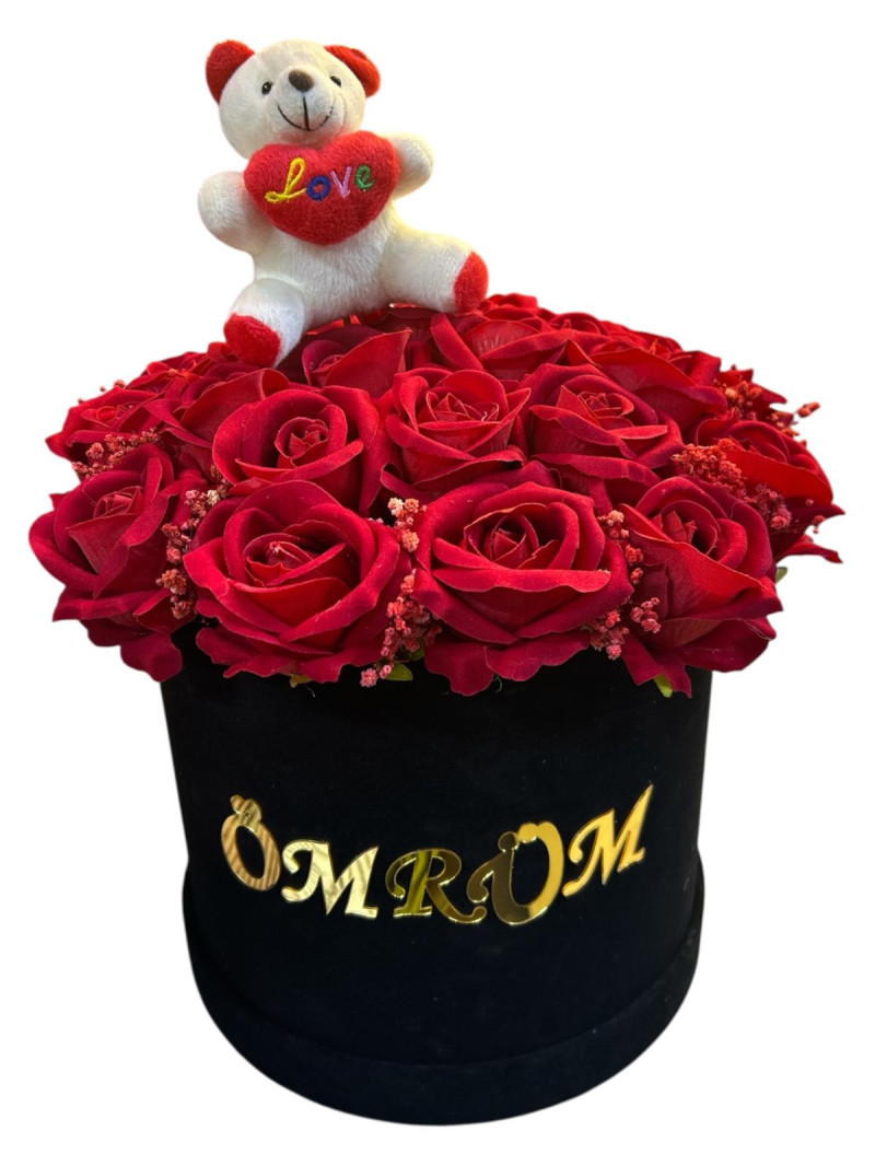 Siyah kadife kutuda güller