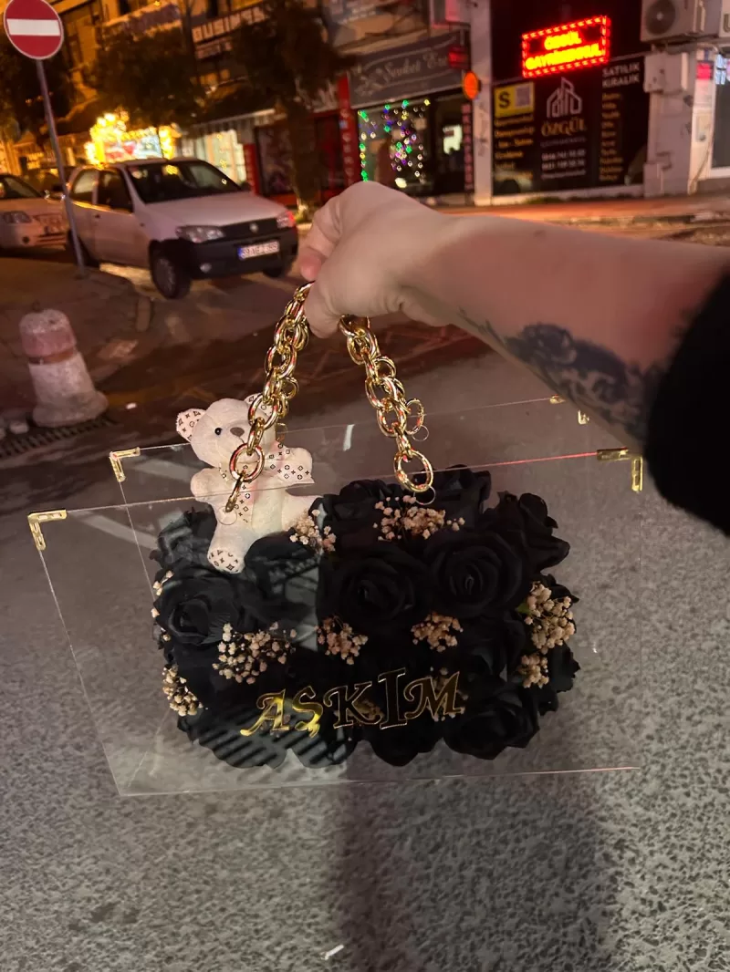 Çantada siyah güller