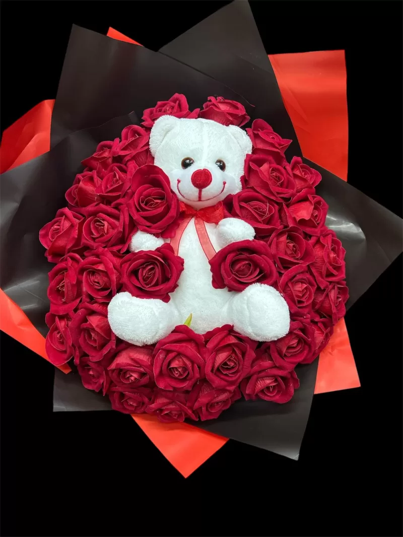 güller içinde ayıcık