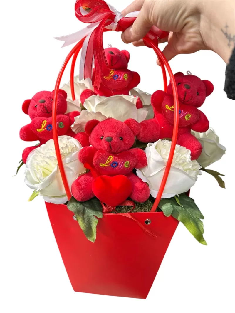 Şık çantada ayıcıklı gül buketi