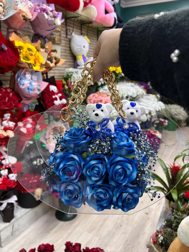 şık çantada mavi güller