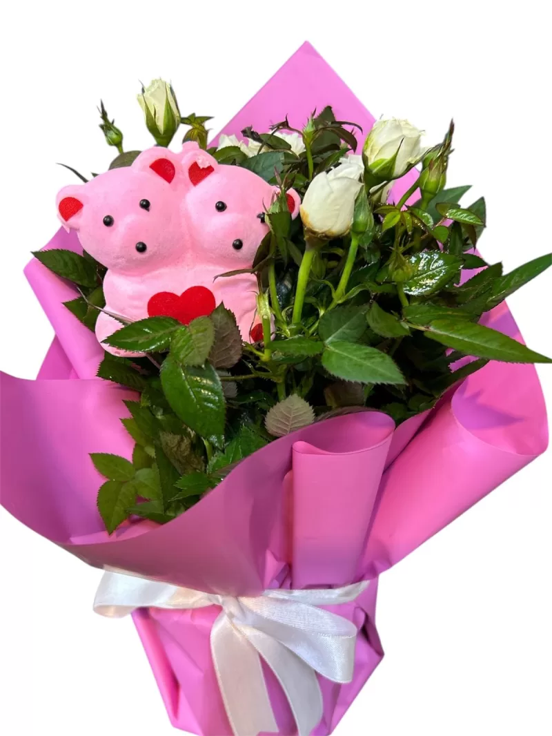 Pembe ayıcıklı beyaz saksı gülleri